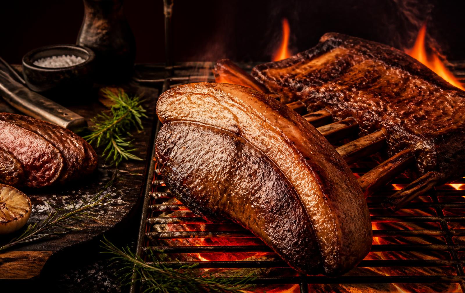 Carnes premium assando na churrasqueira